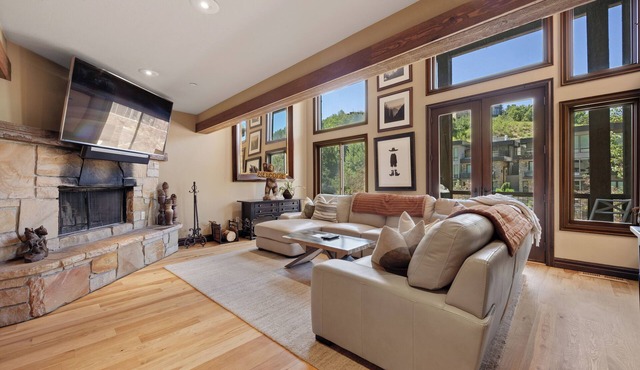 Prime location on Deer Valley Drive. Walk to Main, 3 Minute Shuttle to the Lifts!