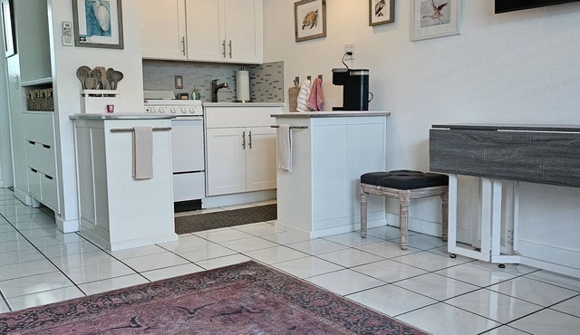 Prime location on Pass-A-Grille Beach! Everything you need is here!