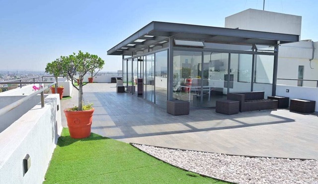 Prime Location: Pool, Rooftop, Parking, Speed WiFi