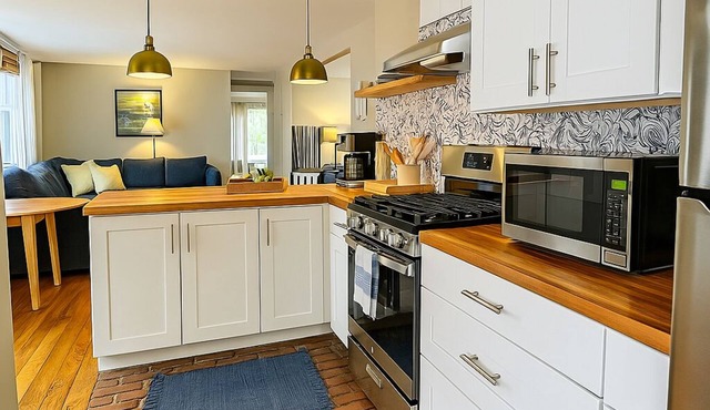 Prime Location.Private Rooftop Deck.Walk to Old Port,Waterfront, Museum & Music