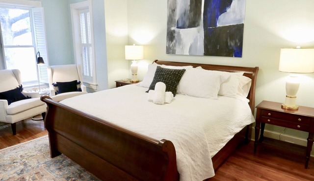 Prime Location & Pro Cleaned! Capitol Hill Union Station Sleeps 7 Parking x 2