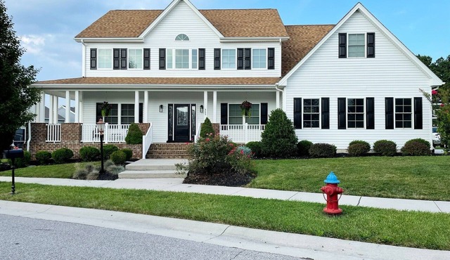 Prime Location!-Sleeps 17-Hot Tub~- VT Football, Graduation, Huckleberry Trail!