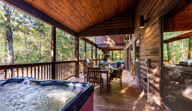Prime Location | Sleeps 12 | Wi-Fi | Hot Tub | Fire Pit | Kids Games | Pet OK