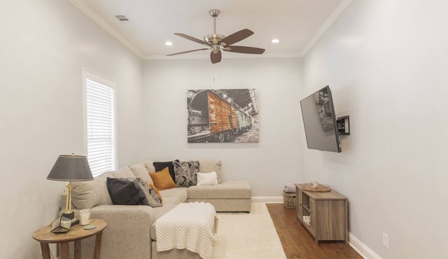 Prime Location, Sleeps 10, 7 Beds, Cozy Front Porch and patio with Hot Tub