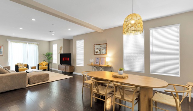 Prime Location - Spacious 3BD 2.5 BA - King Bed - 2,100+ sq feet