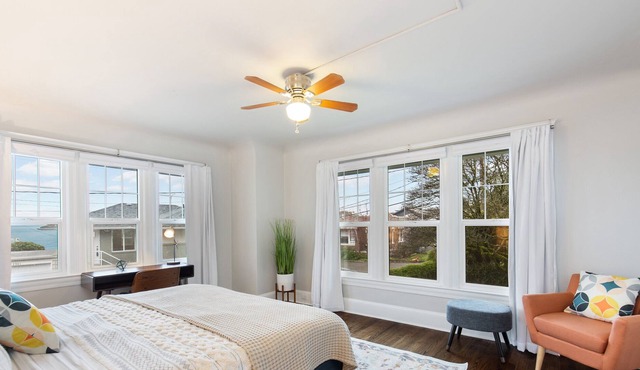 Prime Location, Steps to Alki Beach, Free Wifi