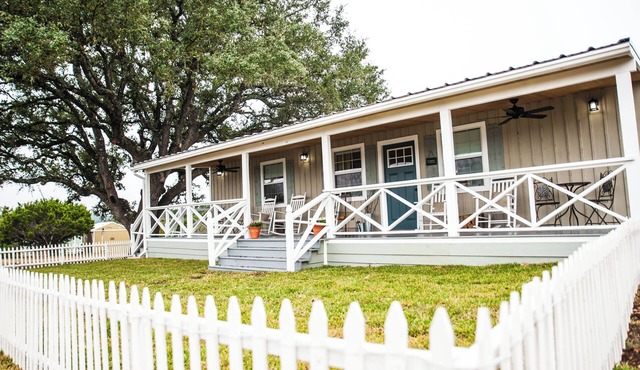 Prime Location in Dripping Springs! Gorgeous Country Cottage for 10 by Camp Lucy