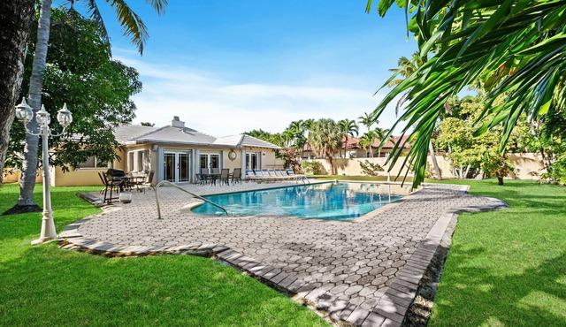 PRIME LOCATION — Walk 2 Beach, Restaurants, Nightlife, Las Olas — Private Pool