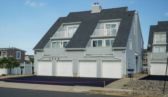 Prime location beach stay! Fully updated, just steps to all you need! Sleeps 10+