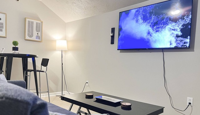PRIME location w/Great Wifi and Free Parking!