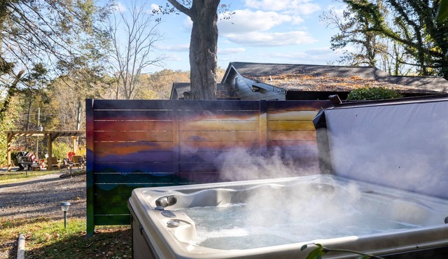 《Prime Location w/HOT TUB ❤Dog Friendly❤ Games, Disc Golf & Fast Wifi》