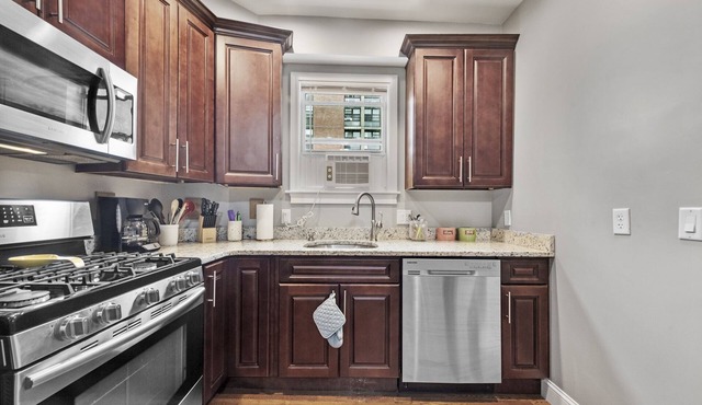 Prime Location!WALK TO WATER & HISTORIC DISTRICT!PRIVATE Large first floor apt!