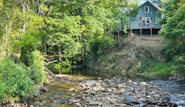 Prime Location, Walk to Town, Pet Friendly
