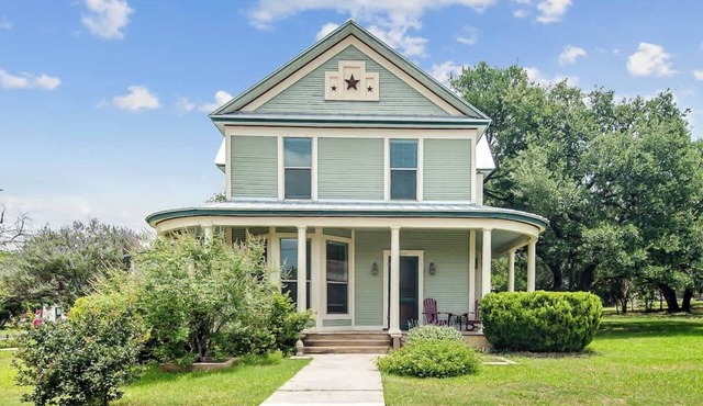 Prime location-Walk to food, Bars and Wineries!