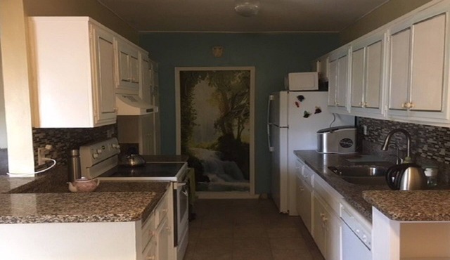 PRIME LOCATION walking distance to VENTURA BLVD where all entertainment is:
