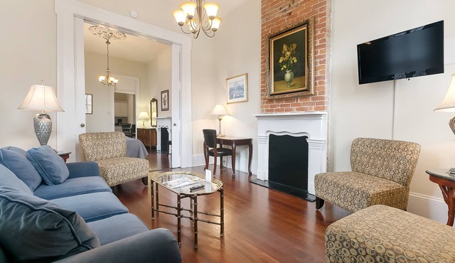 Prime location: Walk to Bourbon St & all of the French Quarter. Great for groups