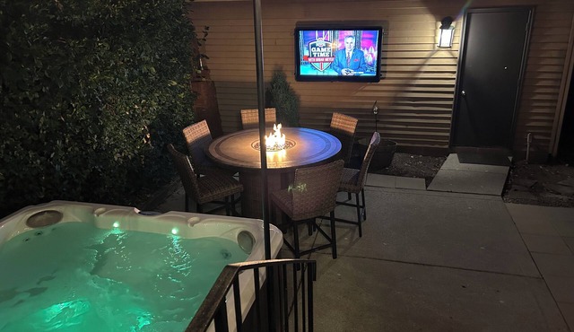 PRIME Location with Hot Tub, Pool Table and Sauna