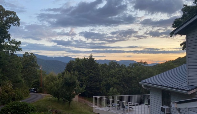 Prime Location with Scenic Views - Your Ultimate Retreat: Roamer's Respite