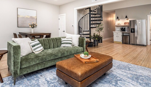 Prime Main St Suite! Walk 2 Dining & Shopping! Spiral Stairs to Loft Bedroom!