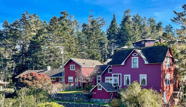 Prime Mendocino Retreat with Hot Tub & 2 Kitchens