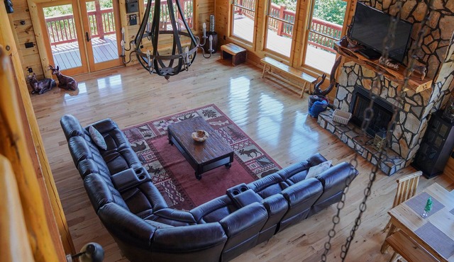 Prime Mountaintop Luxury Lodge, Spacious Outdoor Living. Amazing Views Sleeps 20