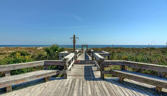 Prime Oceanfront Location: Pool, Balcony & Tennis Court