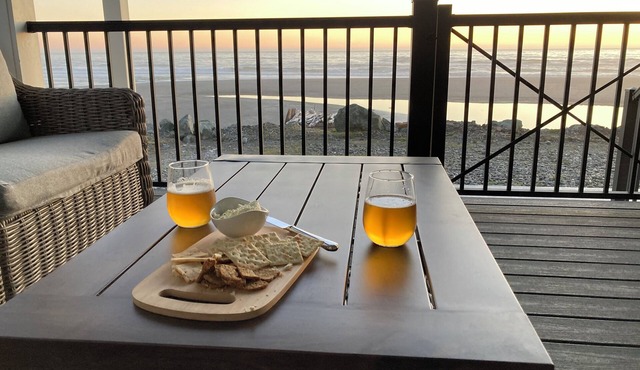 Prime Oceanfront Getaway. Beach access. AC, Fireplace. EV Charger, Pet Free.