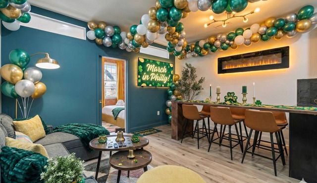 Prime Old City Condo: Free Parking + Skyline Views