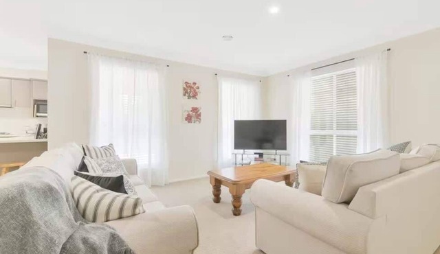 Prime on Piper - 3 Bed Home in Heart of Town