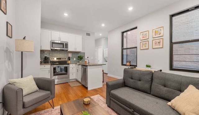 Prime OTR off Vine+Lux Full Bed+Near FREE Light Rail+Fast WiFi+50in TV+ Sleeps 3