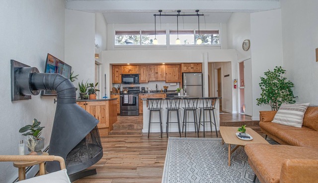 Prime Peak 8 Condo, Minutes to Mountain & Main St.