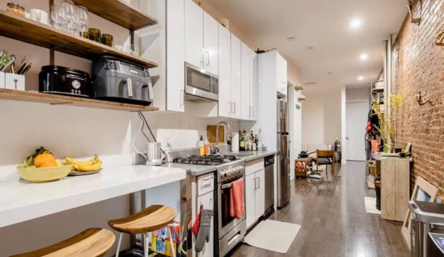 Prime & Perfectly located, Modern Privated BedroomnShared Space with Hosts.