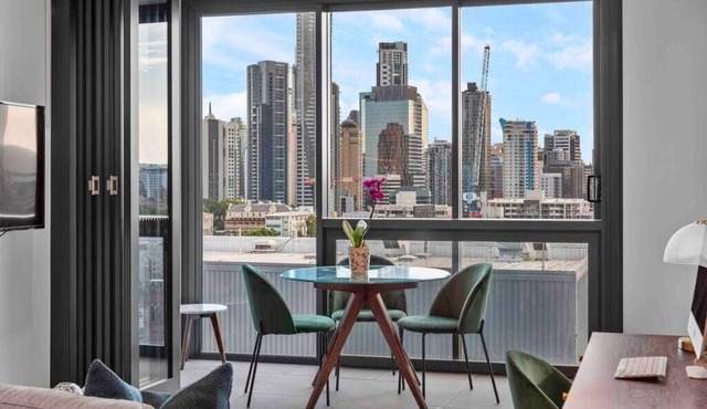 Prime position 1.5 BR w/view/parking /roof pool