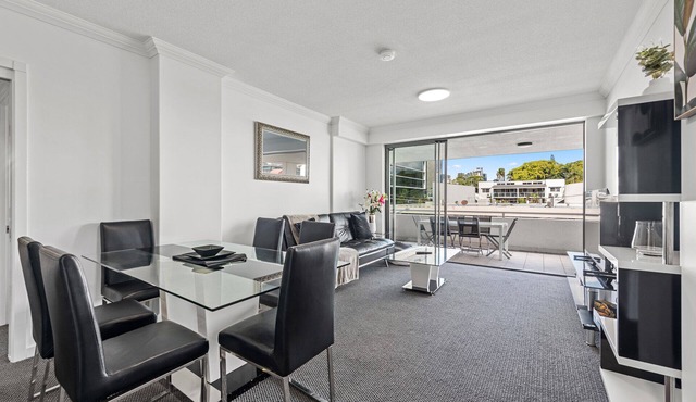 Prime Position! 3bed/2bath/1car ~ 10mins to CBD