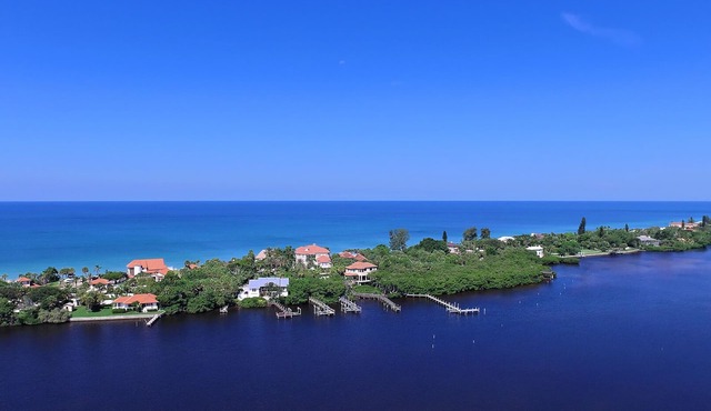 Prime, Private Location on Casey Key Beach & Boating, 4 Bdrm Suites, Pool & Dock