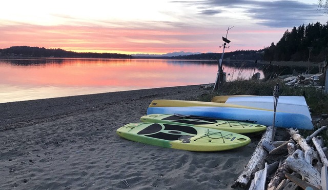 Prime Sandy Beachfront Home with Mountain Views - 5 minutes to Gig Harbor/Tacoma