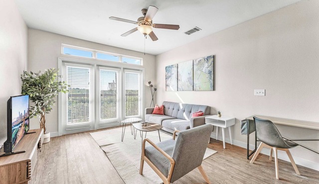 Prime SoCo 2BR King Suite w/GymPickleballLaundry
