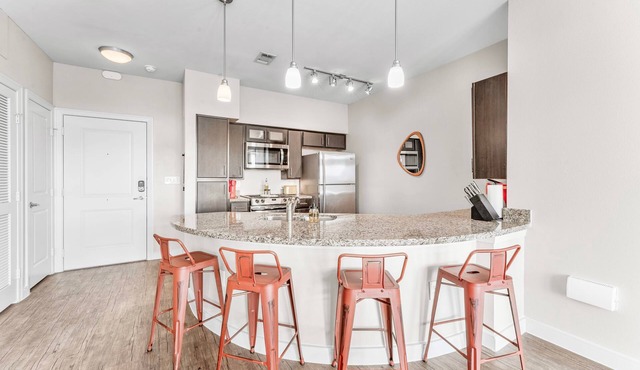 Prime Soco 2BR King Suite w Gympickleballlaundry