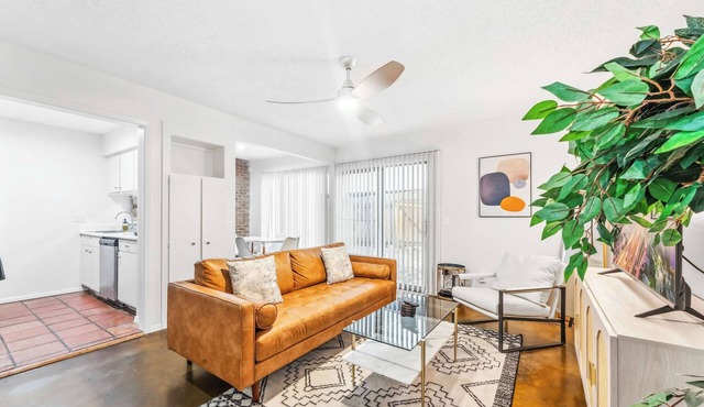 Prime SoCo cozy 1BR king suite w/pool, parking