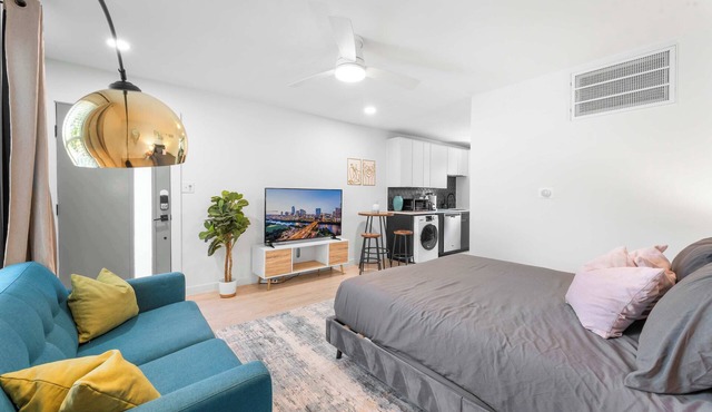 Prime SoCo cozy studio w/laundryWiFi, 7 Min to DT