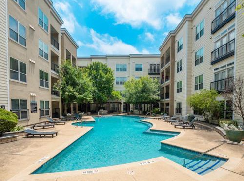 Prime SoCo King Bed 1BR & 2BR Suites w Gym, Pickleball, Laundry