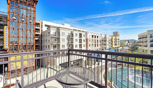 PRIME, spacious Top Corner with spanning campus-fountain view @ the Americana!