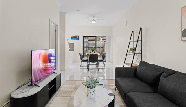 Prime Spot 3-Bed | Walk to Bus Drive Anywhere Fast