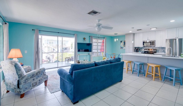 Prime Time 2: Charming Canal Front Duplex, Your Gateway to South Pine Channel & Atlantic/Gulf Waters