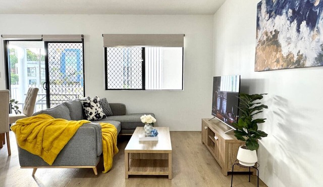 Prime Toowong 3BR Apt– Walk to Shops & Transport!