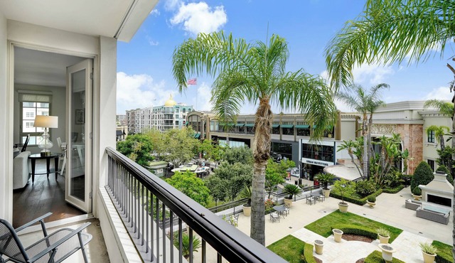 PRIME, top floor corner 2B/2B apartment with fountain views @ the Americana!