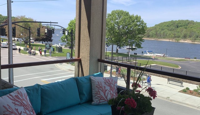 Prime View of Fountain and Channel ~ Great location!