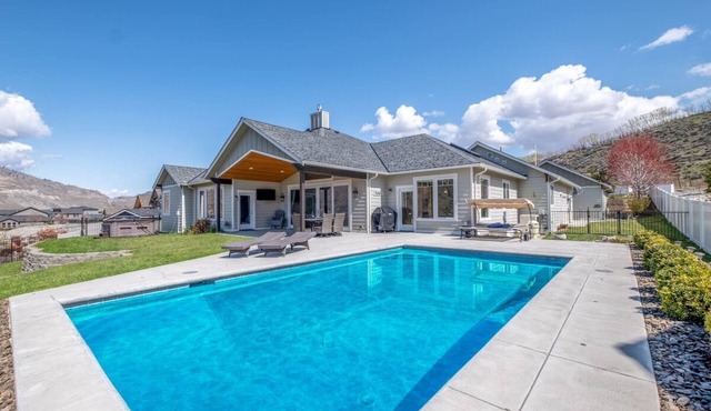 Prime views, private pool & spa, quiet, family/foodie paradise mins from Chelan