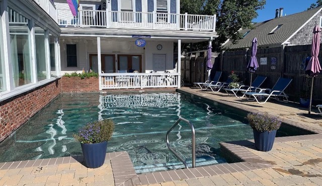 Prime West End , bright 3br/3ba on one level condo w/heated pool & spa.
