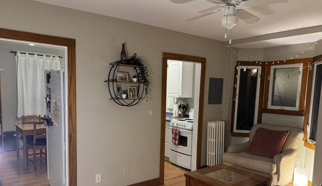 Prime Westdale location with Free Coffee & Breakfast -with3 bedrooms in Hamilton